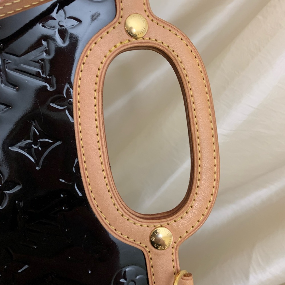 LOUIS VUITTON
Vernis Roxbury Drive Amarante - Picture 9 of 16